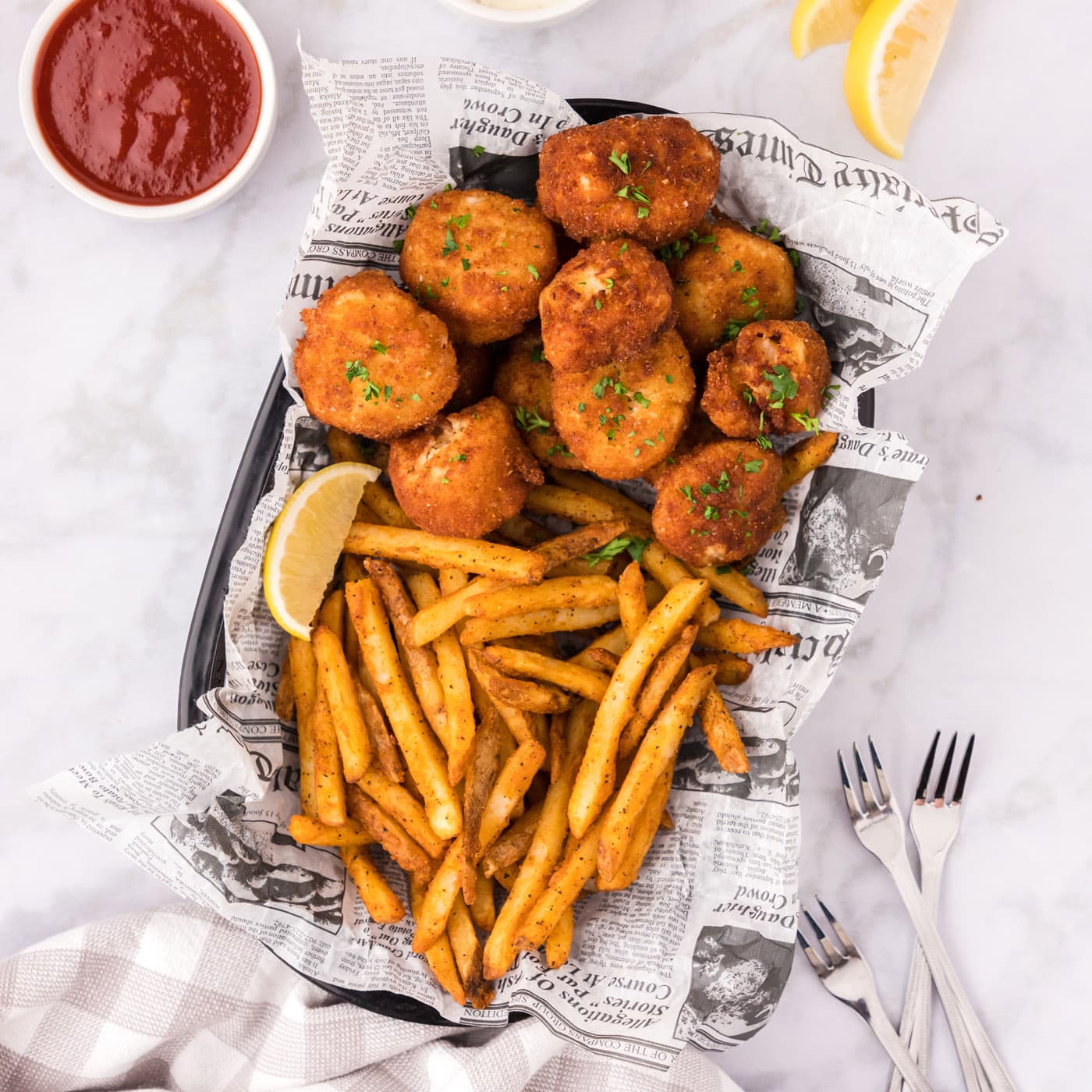 Battered scallops and seasoned chips with lemon